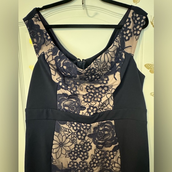 Two-Tone Dress - Picture 3 of 6